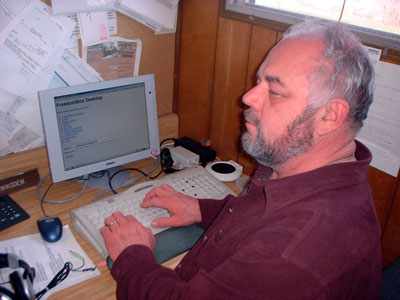 Photo of Joe Nikodem at a computer displaying the "FreedomBox Desktop."